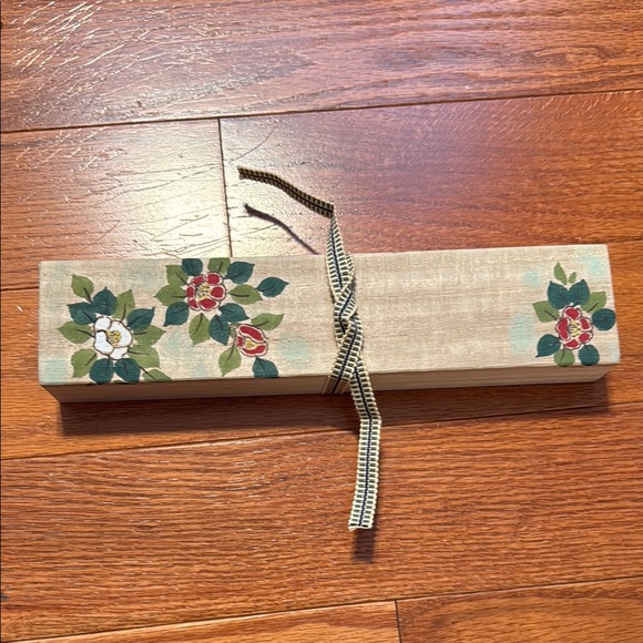 CAMELLIA CHOPSTICK REST SET - Picture 8 of 10